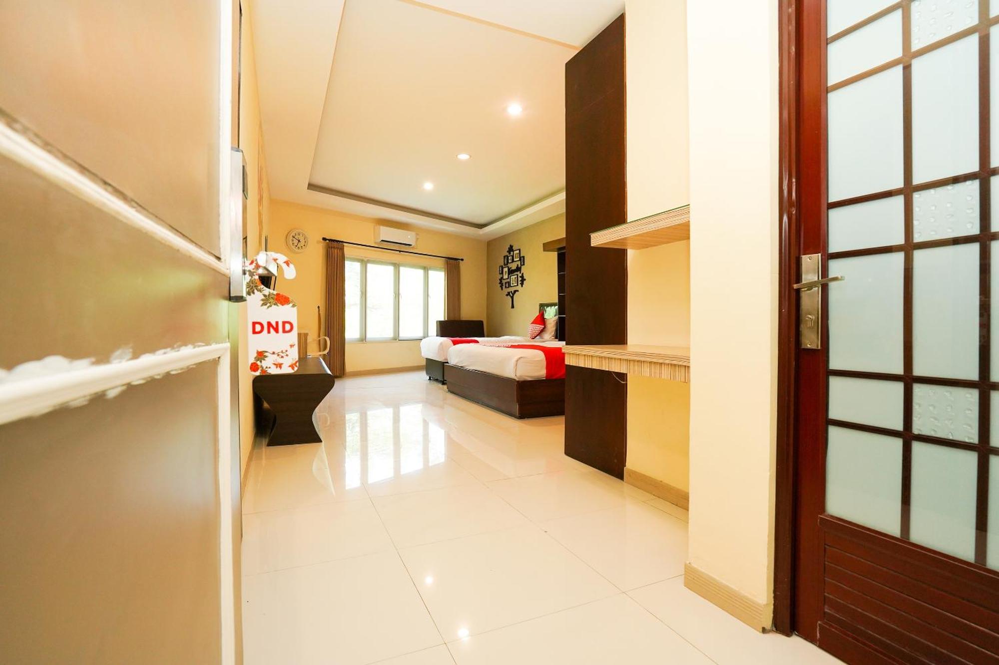 Super Oyo Capital O 175 K-60 Residence Сурабая Экстерьер фото