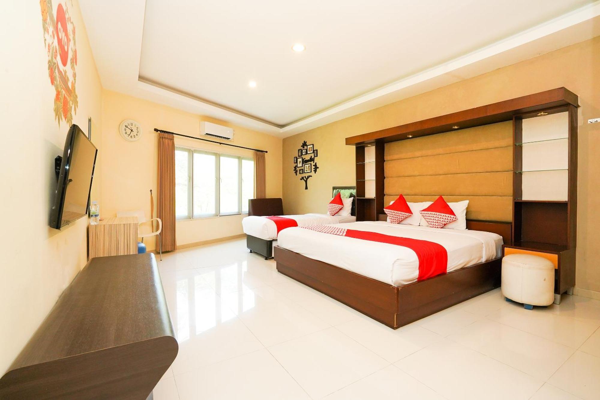 Super Oyo Capital O 175 K-60 Residence Сурабая Экстерьер фото