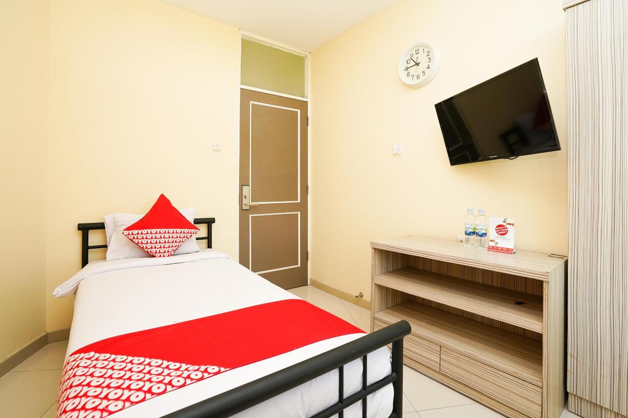 Super Oyo Capital O 175 K-60 Residence Сурабая Экстерьер фото