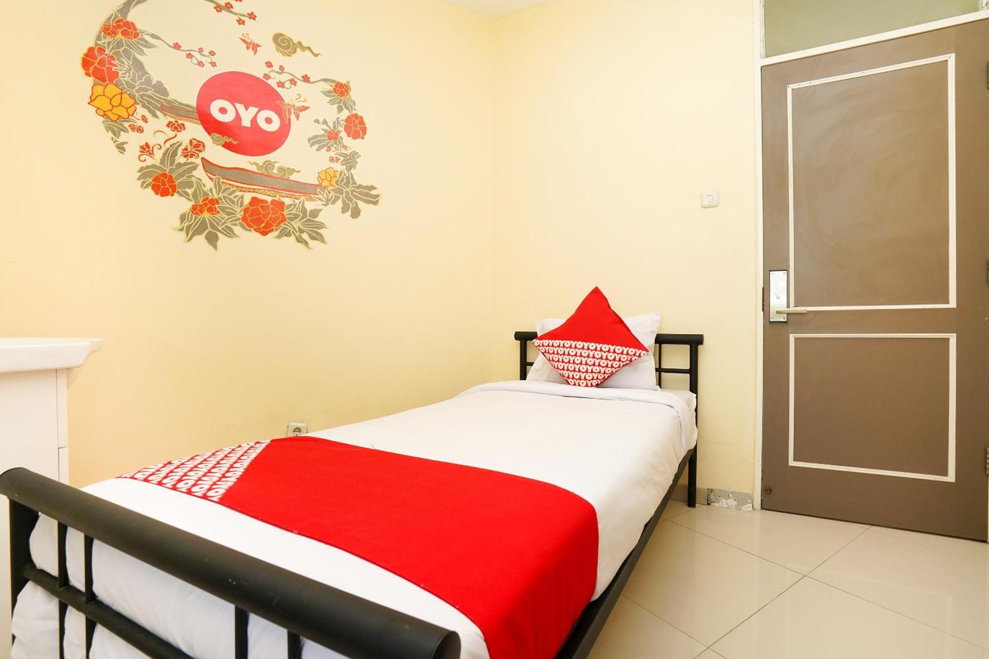Super Oyo Capital O 175 K-60 Residence Сурабая Экстерьер фото